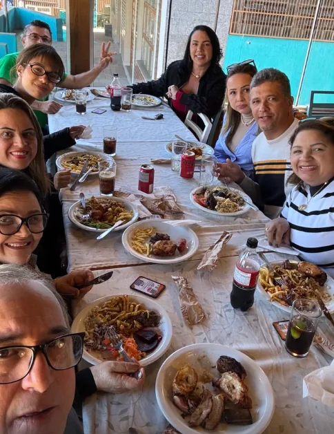 Grupo reunido durante viagem